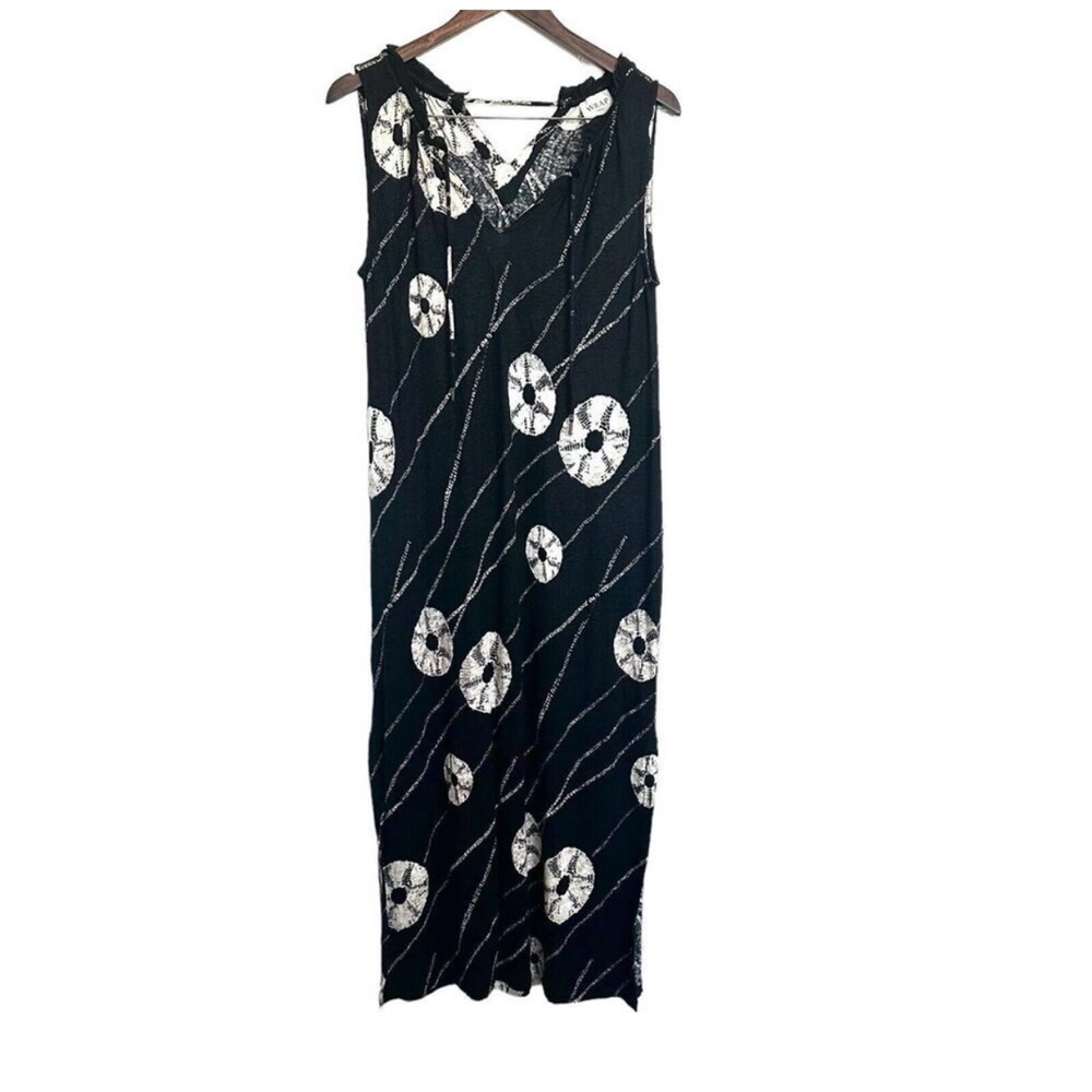 Black and White Sleeveless Maxi Dress with Circular Print